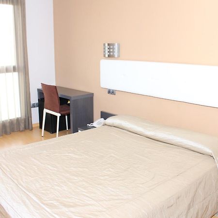 Hotel Ciutat D'Amposta Habitación foto